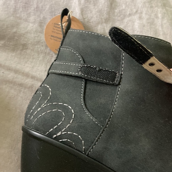 NWT gray JBU booties, size 7.5, vegan leather. Comfortable and stylish. - Picture 2 of 13